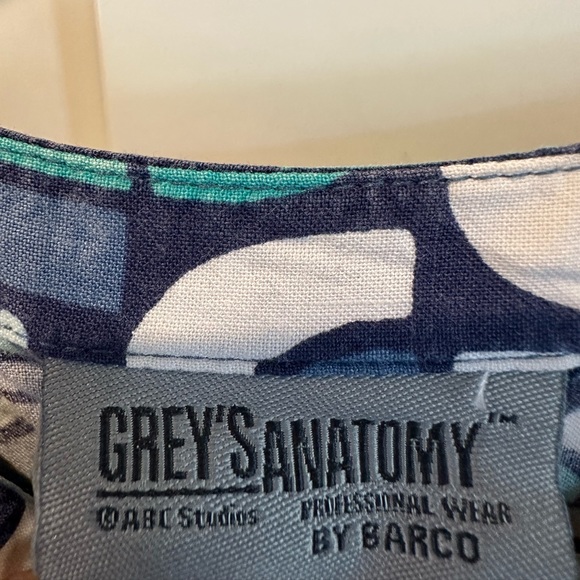 Scrub Top - Picture 2 of 3